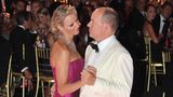 Der erste Rotkreuzball als Ehepaar! Der Fürst und die Fürstin von Monaco zeigen sich ganz innig Anfang August 2011. In ihrem fuchsiafarbenen Abendkleid von Akris zog Charlène alle Blicke auf sich. Aber nicht nur wegen der wunderschönen Robe, sondern auch wegen ihres Colliers – denn das ist eigentlich eine Tiara. Das Design erinnert – als Hommage an die sportliche Vergangenheit der Trägerin – an Wellen und so wird das Diadem auch Ocean Tiara genannt. Albert hatte das Prachtstück aus dem Hause Van Cleef & Arpels seiner Frau zur Hochzeit geschenkt. 