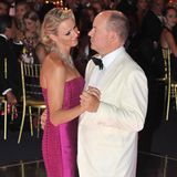 Der erste Rotkreuzball als Ehepaar! Der Fürst und die Fürstin von Monaco zeigen sich ganz innig Anfang August 2011. In ihrem fuchsiafarbenen Abendkleid von Akris zog Charlène alle Blicke auf sich. Aber nicht nur wegen der wunderschönen Robe, sondern auch wegen ihres Colliers – denn das ist eigentlich eine Tiara. Das Design erinnert – als Hommage an die sportliche Vergangenheit der Trägerin – an Wellen und so wird das Diadem auch Ocean Tiara genannt. Albert hatte das Prachtstück aus dem Hause Van Cleef & Arpels seiner Frau zur Hochzeit geschenkt. 