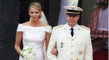 Einen Tag später, am 2. Juli 2011, zelebrierten Charlène und Albert ihre kirchliche Trauung. Die Braut schritt am Arm ihres Vaters zum Altar. Nach dem Jawort hakte sich die Fürstin bei ihrem Ehemann unter. Das figurbetonte Brautkleid in Off-White war laut "Vogue" mit 40.000 Swarovski-Kristallen und 20.000 Perlen bestickt. Insgesamt sollen die drei Näher 2500 Arbeitsstunden gebraucht haben, um das Kleid anzufertigen. Im Haar trug Charlène keine Tiara – auch wenn eigens eine für sie angefertigt wurde –, sondern ein Schmuckstück, das ihr Prinzessin Caroline lieh. Während der Zeremonie flossen Tränen bei der schönen Braut. Ob aus Rührung oder Verzweiflung – darüber wurde im Nachhinein sehr lange spekuliert.