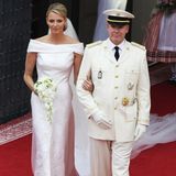 Einen Tag später, am 2. Juli 2011, zelebrierten Charlène und Albert ihre kirchliche Trauung. Die Braut schritt am Arm ihres Vaters zum Altar. Nach dem Jawort hakte sich die Fürstin bei ihrem Ehemann unter. Das figurbetonte Brautkleid in Off-White war laut "Vogue" mit 40.000 Swarovski-Kristallen und 20.000 Perlen bestickt. Insgesamt sollen die drei Näher 2500 Arbeitsstunden gebraucht haben, um das Kleid anzufertigen. Im Haar trug Charlène keine Tiara – auch wenn eigens eine für sie angefertigt wurde –, sondern ein Schmuckstück, das ihr Prinzessin Caroline lieh. Während der Zeremonie flossen Tränen bei der schönen Braut. Ob aus Rührung oder Verzweiflung – darüber wurde im Nachhinein sehr lange spekuliert.