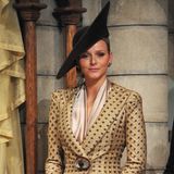 Knapp zwei Wochen nach der Schweden-Hochzeit gab der Fürstliche Palast bekannt, dass sich Albert und Charlène verlobt haben. Am Nationalfeiertag, dem 19. November 2010, war die künftige Landesmutter erstmals in den Reihen der Grimaldis beim Gottesdienst dabei. In dem Kostüm von Armani Privé sah die ehemalige Profi-Sportlerin elegant und mit den Lederhandschuhen sehr stylisch aus.