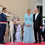 Der große Tag ist da! Aus Charlene Wittstock wird Charlène von Monaco. "Es ist eine Kollaboration von Karl Lagerfeld und mir. Wir wollten etwas, das zu meiner Augenfarbe passt. Es ist meine Kreation und ich bin stolz darauf. Es ist feminin und traditionell, besitzt aber einen kleinen Twist, der meinen persönlichen Stil widerspiegelt", sagte Charlène dem "Vogue"-Magazin über ihren Look für die standesamtliche Hochzeit. Die feierten sie und Fürst Albert am 1. Juli 2011 im Stadtpalast. 