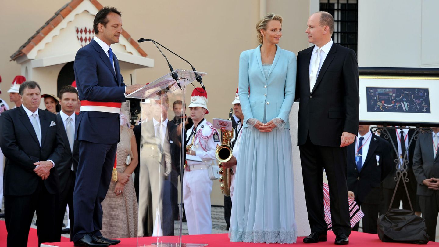 Monaco: Der große Tag ist da! Aus Charlene Wittstock wird Charlène von Monaco. "Es ist eine Kollaboration von Karl Lagerfeld und mir. Wir wollten etwas, das zu meiner Augenfarbe passt. Es ist meine Kreation und ich bin stolz darauf. Es ist feminin und traditionell, besitzt aber einen kleinen Twist, der meinen persönlichen Stil widerspiegelt", sagte Charlène dem "Vogue"-Magazin über ihren Look für die standesamtliche Hochzeit. Die feierten sie und Fürst Albert am 1. Juli 2011 im Stadtpalast. Der große Tag ist da! Aus Charlene Wittstock wird Charlène von Monaco. "Es ist eine Kollaboration von Karl Lagerfeld und mir. Wir wollten etwas, das zu meiner Augenfarbe passt. Es ist meine Kreation und ich bin stolz darauf. Es ist feminin und traditionell, besitzt aber einen kleinen Twist, der meinen persönlichen Stil widerspiegelt", sagte Charlène dem "Vogue"-Magazin über ihren Look für die standesamtliche Hochzeit. Die feierten sie und Fürst Albert am 1. Juli 2011 im Stadtpalast.