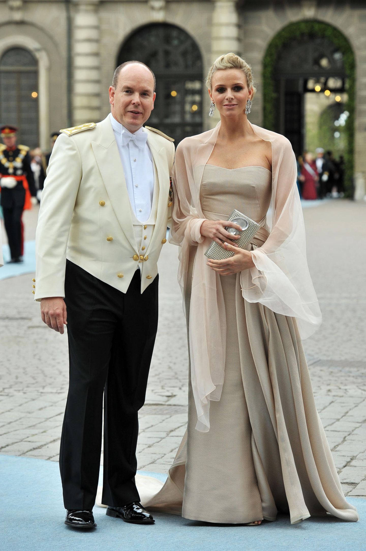 Zu diesem Zeitpunkt waren Albert und Charlene nicht verlobt oder verheiratet, trotzdem durfte sie ihren Partner zur Hochzeit von Kronprinzessin Victoria von Schweden mit dem Bürgerlichen Daniel Westling begleiten. In einem festlichen Kleid von Armani und großen Statement-Ohrringen sah sie fast königlich aus. Fast, denn im Gegensatz zu den royalen weiblichen Gästen trug Charlene keine Tiara im Haar.
