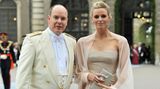 Zu diesem Zeitpunkt waren Albert und Charlene nicht verlobt oder verheiratet, trotzdem durfte sie ihren Partner zur Hochzeit von Kronprinzessin Victoria von Schweden mit dem Bürgerlichen Daniel Westling begleiten. In einem festlichen Kleid von Armani und großen Statement-Ohrringen sah sie fast königlich aus. Fast, denn im Gegensatz zu den royalen weiblichen Gästen trug Charlene keine Tiara im Haar.