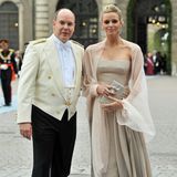 Zu diesem Zeitpunkt waren Albert und Charlene nicht verlobt oder verheiratet, trotzdem durfte sie ihren Partner zur Hochzeit von Kronprinzessin Victoria von Schweden mit dem Bürgerlichen Daniel Westling begleiten. In einem festlichen Kleid von Armani und großen Statement-Ohrringen sah sie fast königlich aus. Fast, denn im Gegensatz zu den royalen weiblichen Gästen trug Charlene keine Tiara im Haar.