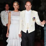 Für den abendlichen Empfang tauschte Charlène ihr prachtvolles Brautkleid mit Schleppe gegen ein tanztaugliches Kleid mit Volants, ebenfalls aus dem Hause Armani Privé. Im Haar der Braut glitzerte eine Tiara, die Albert seiner Liebsten extra anfertigen ließ. Bisher hat sie das prunkvolle Stück aus Weißgold mit Diamanten nur einmal getragen: bei ihrem Hochzeitsempfang.