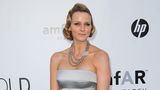 Da kommen Grace-Kelly-Vibes auf! Bei der amfAR-Gala in Cannes im Mai 2010 hatte Charlene Wittstock ihre Haare in Retro-Wellen gelegt. Gekonnt spielte sie mit der Erinnerung an Alberts verstorbene Mutter. Der frühere Hollywoodstar hatte seine blonden Haare ebenfalls oft in große Wellen gelegt. Mit diesen Referenzen an die ehemalige Fürstin sollte Charlene in den kommenden Jahren öfter spielen.