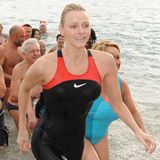 Bibbern für den guten Zweck: Wenige Tage vor Weihnachten 2009 sprangen Charlene und Fürst Albert in die eisigen Fluten vor Monaco. Die frühere Profi-Schwimmerin wirkte trotz der winterlichen Temperaturen fröhlich und entspannt.