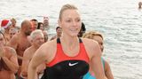 Bibbern für den guten Zweck: Wenige Tage vor Weihnachten 2009 sprangen Charlene und Fürst Albert in die eisigen Fluten vor Monaco. Die frühere Profi-Schwimmerin wirkte trotz der winterlichen Temperaturen fröhlich und entspannt.