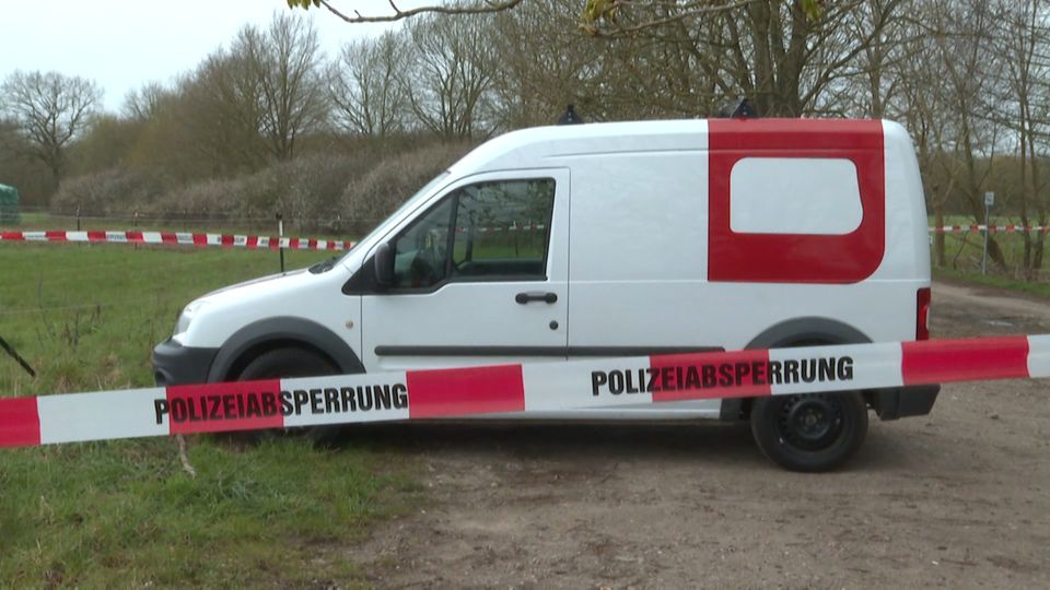 Die Polizei stellte das mutmaßliche Fluchtfahrzeug des Trios in tatortnähe sicher