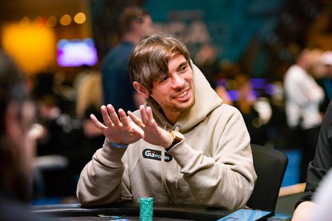 Fedor Holz sitzt an einem Pokertisch. Vor ihm sind Pokerchips zu sehen.