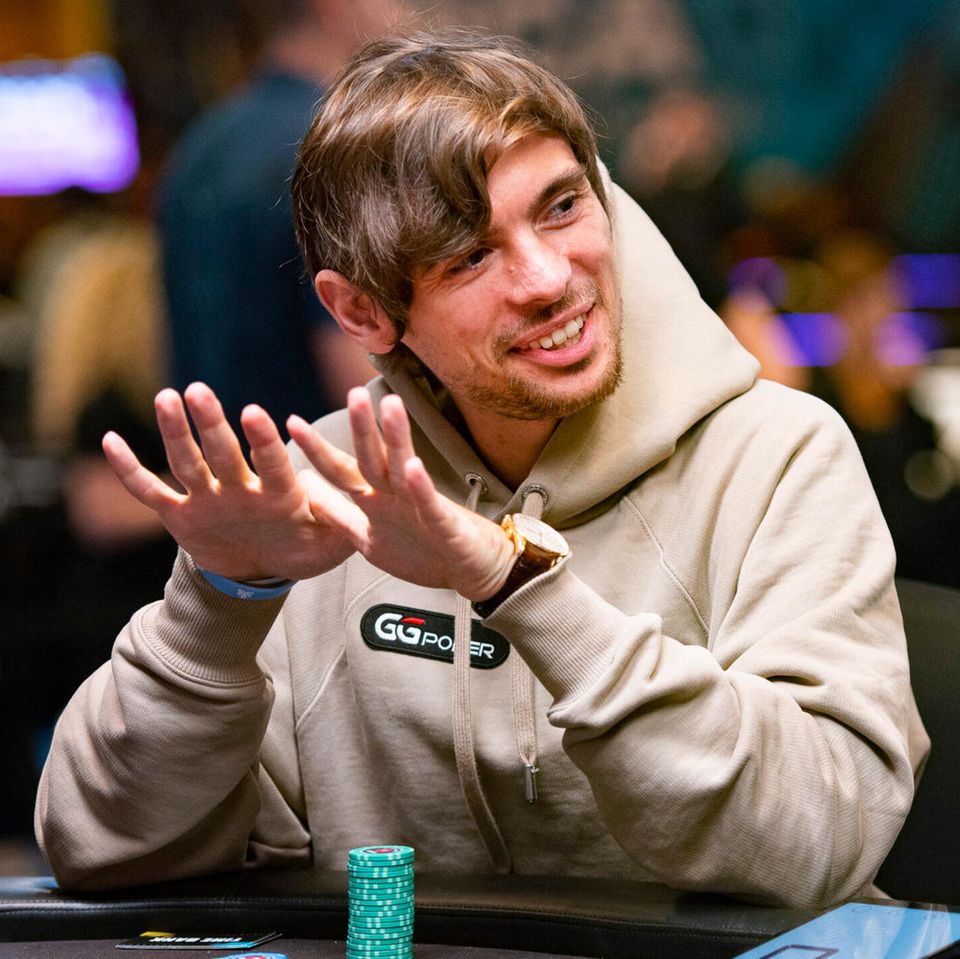 Fedor Holz sitzt an einem Pokertisch. Vor ihm sind Pokerchips zu sehen.