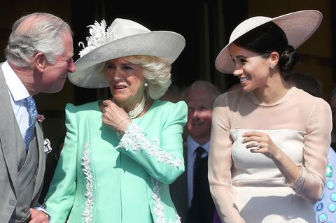 Da schien die Welt noch in Ordnung: König Charles, Königin Camilla und Herzogin Meghan im Mai 2018 bei einer Gartenparty am Buckingham Palace