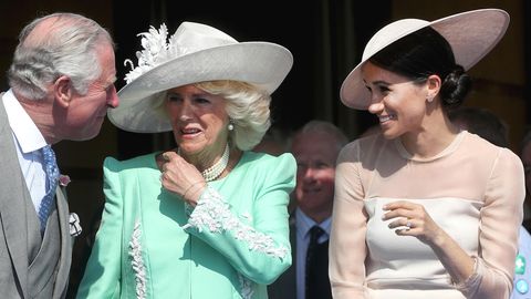 Da schien die Welt noch in Ordnung: König Charles, Königin Camilla und Herzogin Meghan im Mai 2018 bei einer Gartenparty am Buckingham Palace