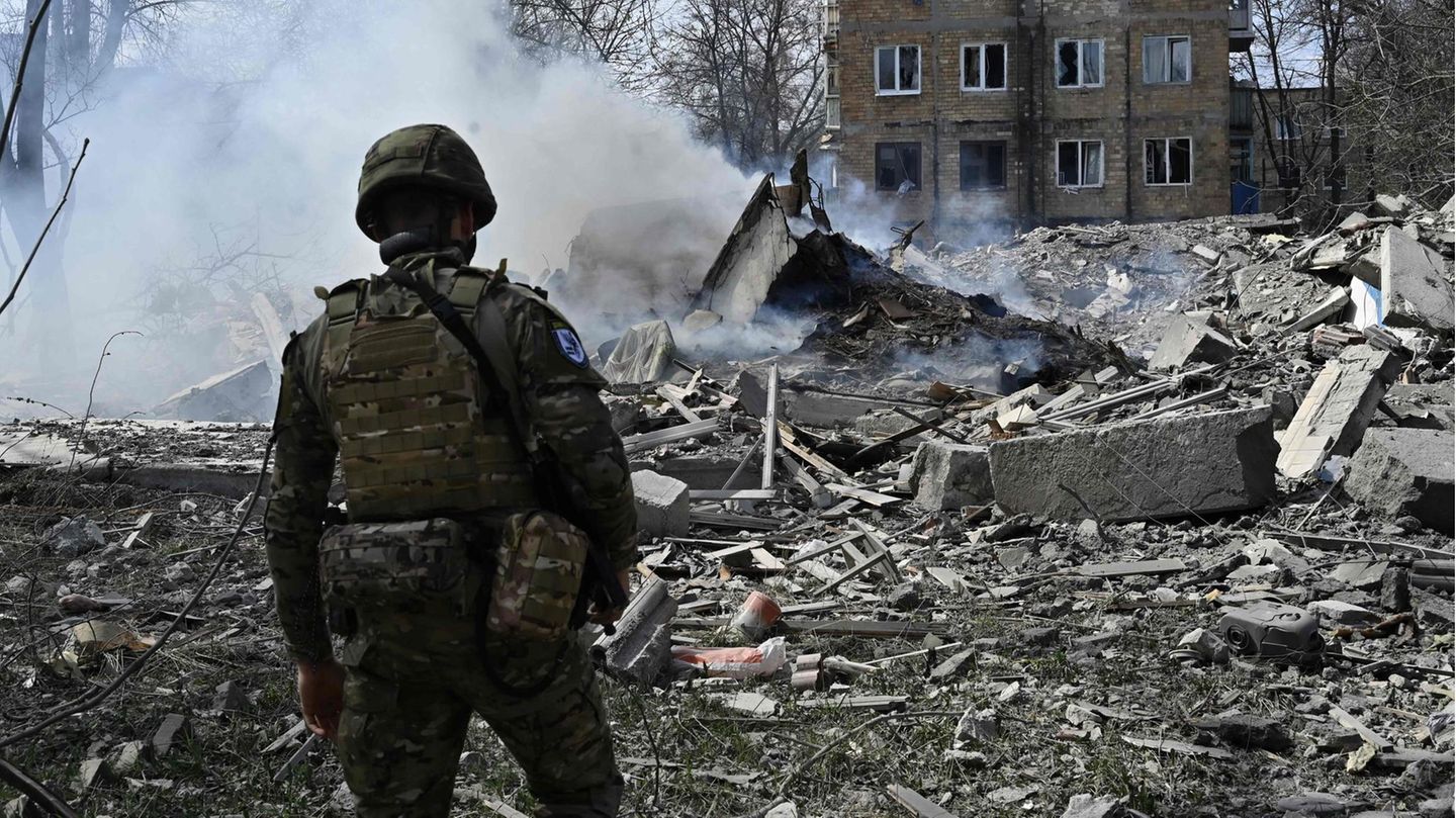 Ein ukrainischer Soldat an der Front (Archivbild)