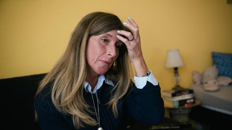 Inflation: Porträt von Melanie Michl in ihrer Wohnung