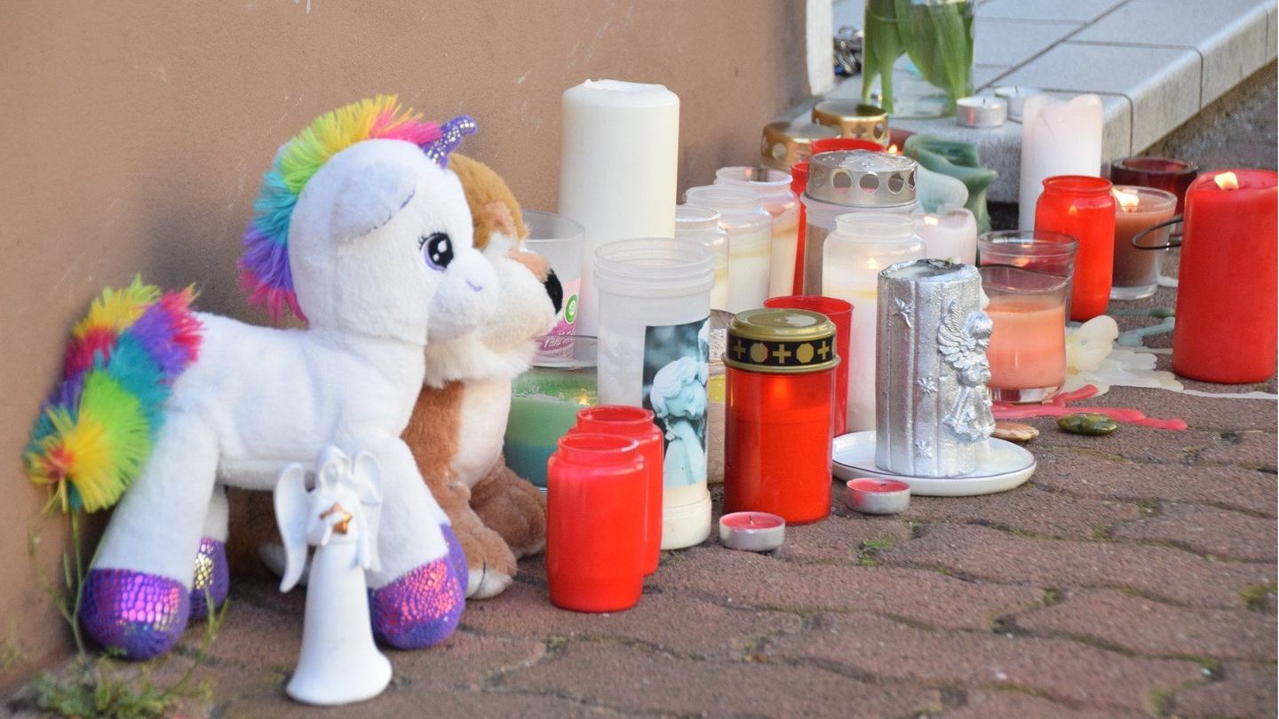 Plüschtiere und Kerzen stehen am Hauseingang vor der Wohnung, in der am Ostersonntag zwei tote Kinder gefunden wurden