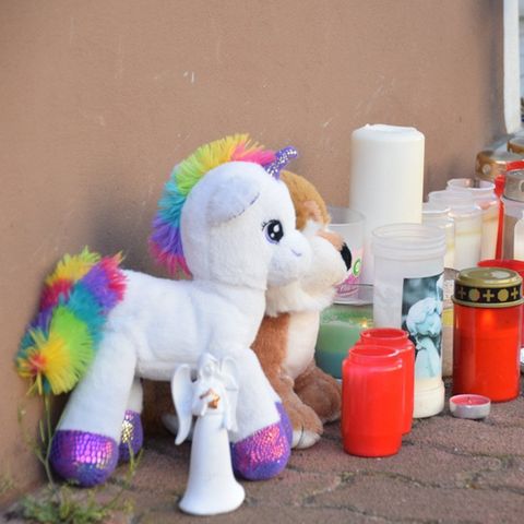 Plüschtiere und Kerzen stehen am Hauseingang vor der Wohnung, in der am Ostersonntag zwei tote Kinder gefunden wurden