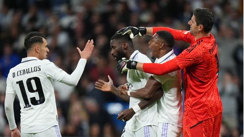 Drei Feldspieler von Real Madrid und ein Torwart bejubeln gemeinsam ein Tor