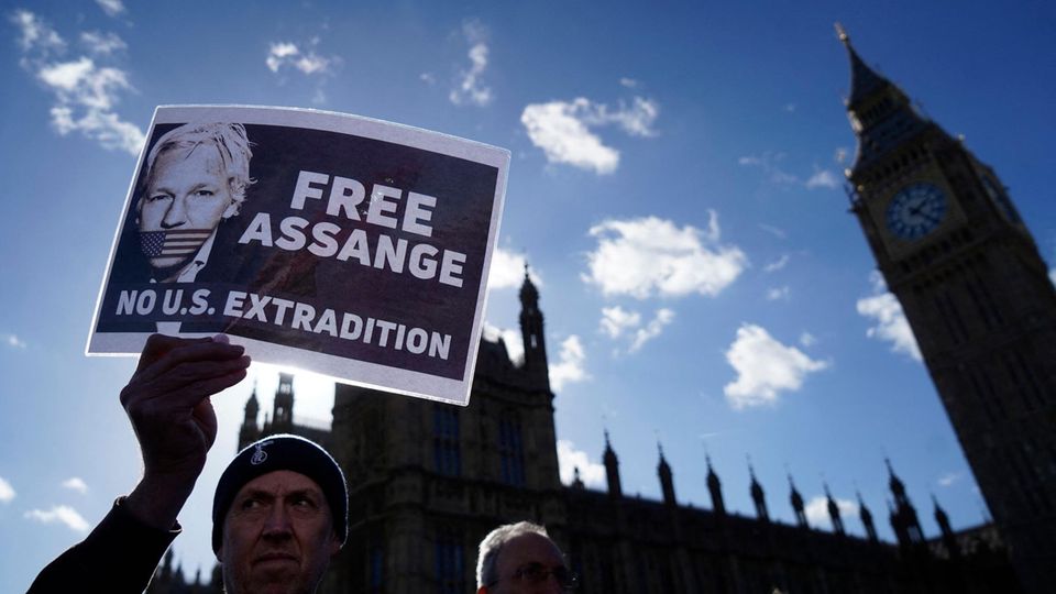 Demonstranten fordern die Freilassung von WikiLeaks-Gründer Julian Assange in London