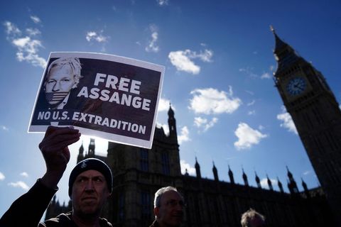 Demonstranten fordern die Freilassung von WikiLeaks-Gründer Julian Assange in London
