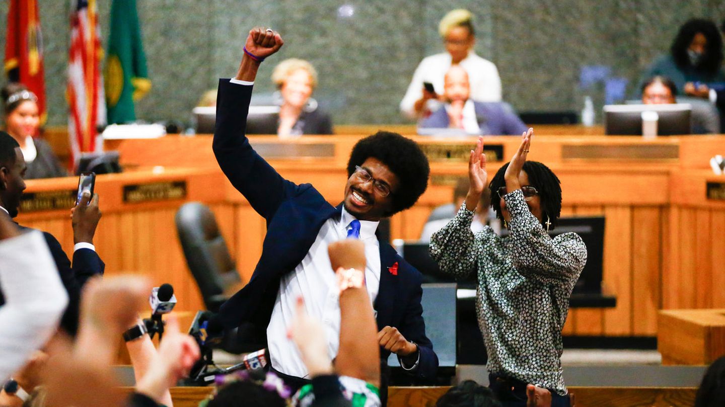 US: Expelled MPs return to Parliament with cheers (video)
