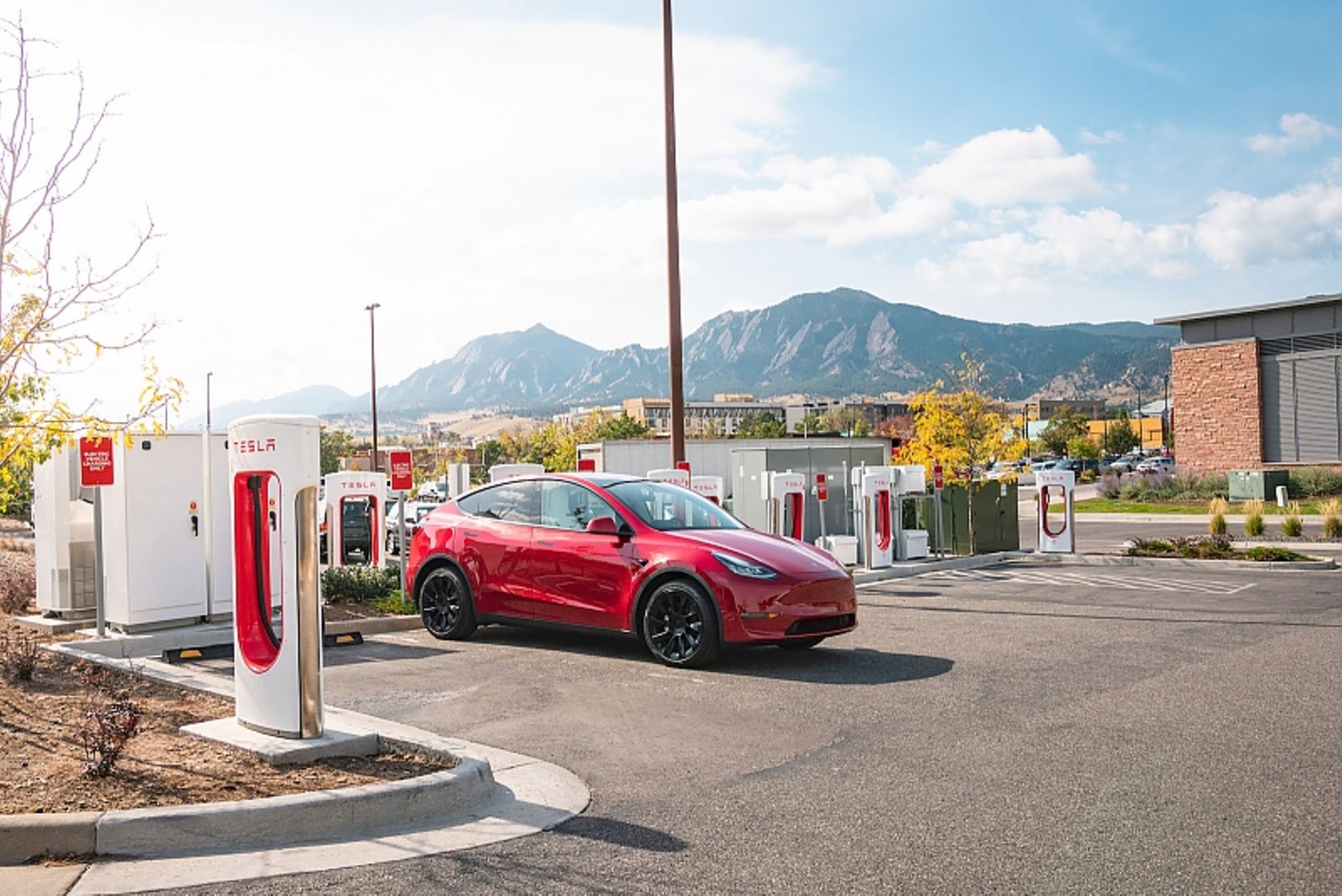 Tesla-Supercharger für alle: So laden Sie diesen Sommer auf!