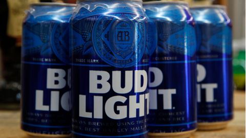 Dosenbier der amerikanischen Biermarke "Bud Light"