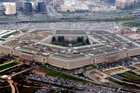 Eine Luftaufnahme zeigt das Pentagon mit seinem fünfeckigen Grundriss in Washington D.C., USA