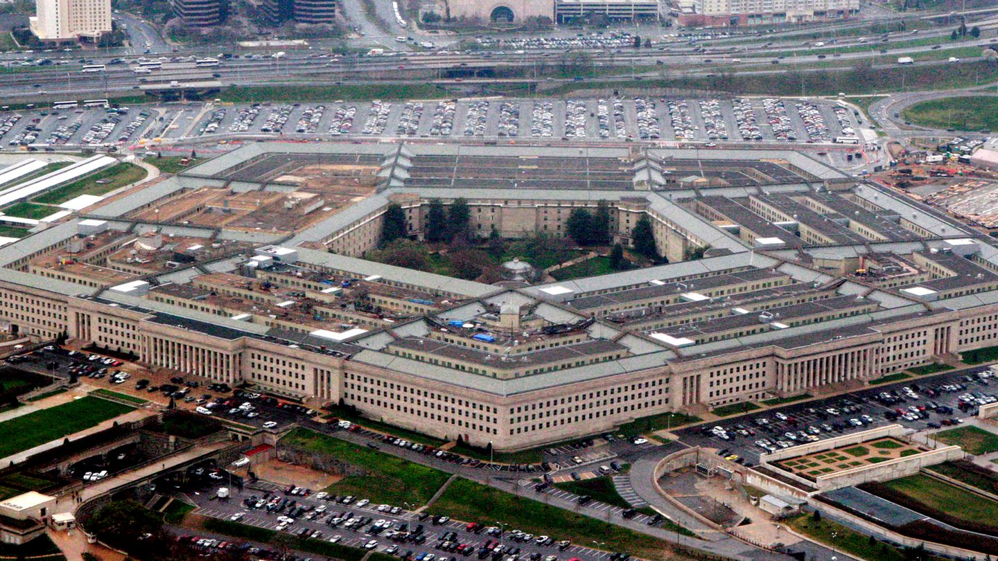 Eine Luftaufnahme zeigt das Pentagon mit seinem fünfeckigen Grundriss in Washington D.C., USA