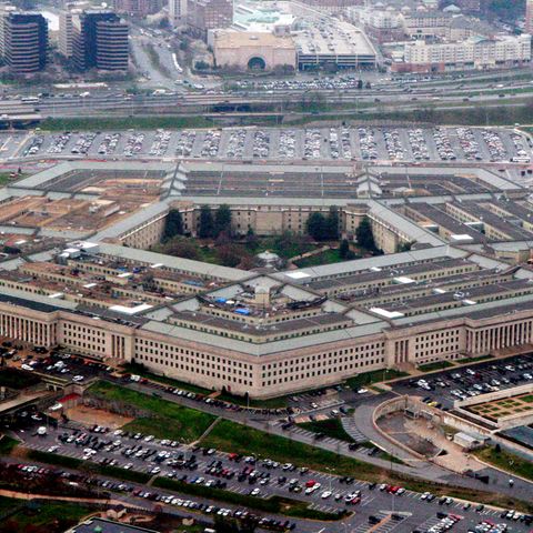 Eine Luftaufnahme zeigt das Pentagon mit seinem fünfeckigen Grundriss in Washington D.C., USA