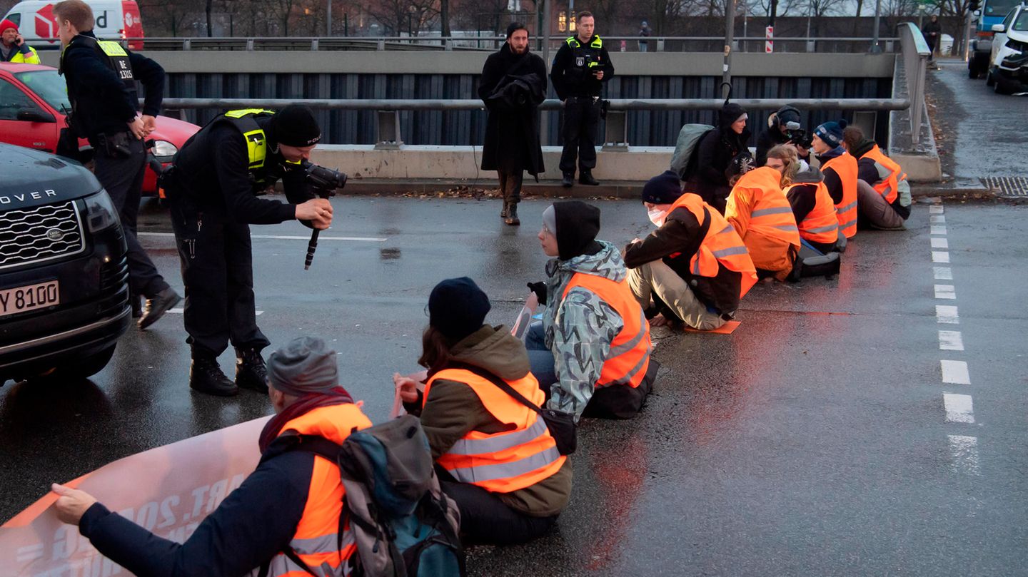 Berlin: Aktivisten der Umweltschutz-Gruppe Letzte Generation blockieren die Ausfahrt der Stadtautobahn