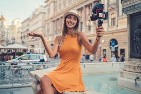 Eine Influencerin hält eine Kamera in der Hand. Die Tiktok-Macher haben mit "Lemon8" eine neue App im Angebot.