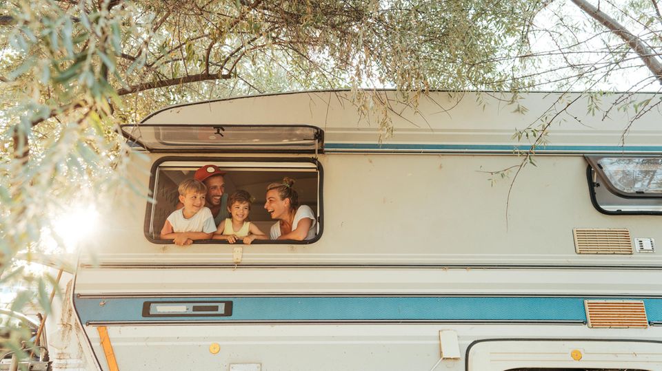 Malle ist nur einmal im Jahr? Das würde vielen passionierten Campern schon reichen. Die beliebte spanische Urlaubsinsel ist zwar ein echtes Paradies für Strandliebhaber, aber bietet nur wenige Möglichkeiten für jene, die mit dem Wohnmobil anreisen. Genau genommen eigentlich keine. Auf den drei Campingplätzen auf Mallorca gibt es nur Stellplätze für Zelte, Wildcampen ist auch verboten. Das wollen einige Camper auf der Insel nun ändern und rufen zum großen Streik am 6. Mai auf. Die Forderung: Endlich Parkplätze für Wohnmobile, damit auch Camper endlich uneingeschränkt die Insel erkunden können.
