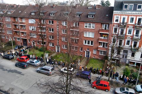 Eine Schlange von Menschen vor einem Wohnungsblock