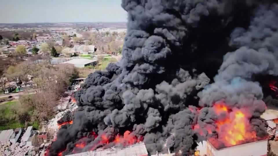 Video: Großfeuer auf Recyclinganlage