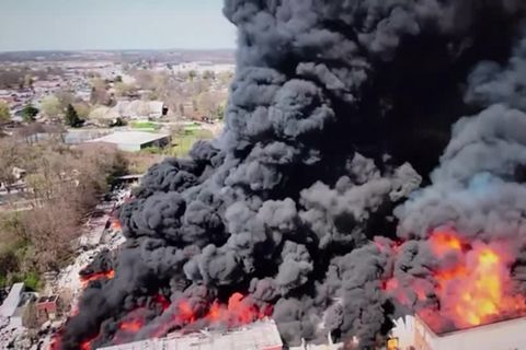 Video: Großfeuer auf Recyclinganlage