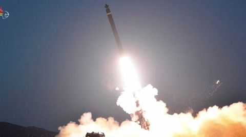 Nordkorea schießt eine Rakete ab (Archivbild). Japan hat nach einem solchen Test Alarm auf Hokkaido ausgelöst