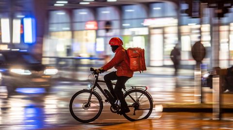 Lieferdienst-Kurierfahrer bei der Arbeit