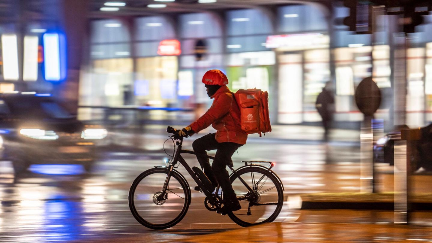 Lieferdienst-Kurierfahrer bei der Arbeit