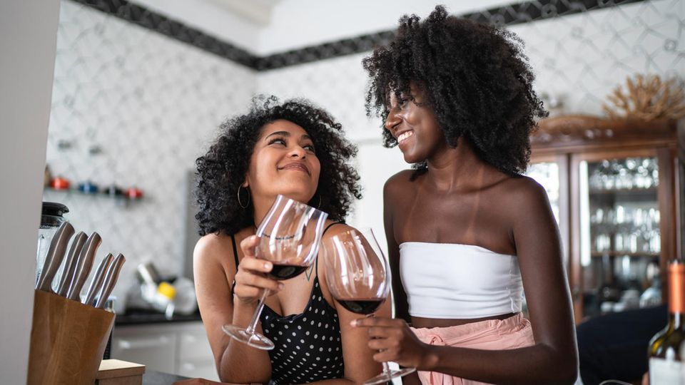 Zwei Frauen trinken Rotwein