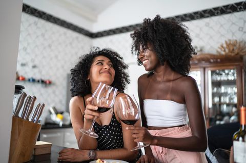 Zwei Frauen trinken Rotwein