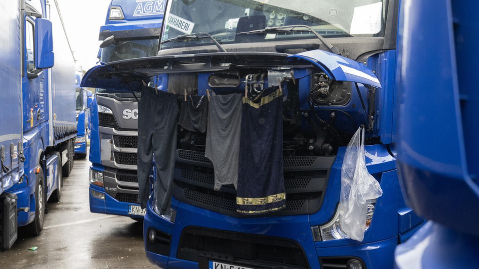 Wäsche hängt zum Trocknen an einem Lastwagen