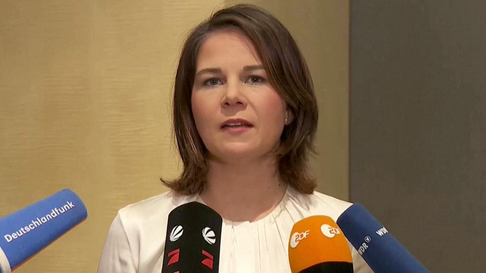 Bundesaußenministerin: Baerbock fordert Chinas Einsatz für "Frieden in der Welt" – und warnt vor ungesunden Abhängigkeiten