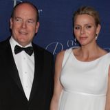 Diese Verkündung lief etwas anders als geplant: Charlènes Vater Mike verkündete südafrikanischen Medienvertretern, dass seine Tochter schwanger ist – mit Zwillingen. Die süße Nachricht verbreitete sich natürlich in Windeseile rund um die Welt. So musste das Fürstenhaus nachziehen und bestätigte die Baby-News am 30. Mai 2014 mit den Worten: "Ihre Durchlauchten Der Fürst und Die Fürstin von Monaco verkünden mit Freude die Schwangerschaft Ihrer Durchlauchtigsten Hoheit Fürstin Charlène. Die Geburt am Ende des Jahres erwartet." Gut vier Monate später bestätigte der Palast dann auch endlich das, was Mike Wittstock schon ausgeplaudert hatte: Es sind Zwillinge. Am selben Abend posierte das glückliche Elternpaar in spe bei einer Spendengala in New York City auf dem roten Teppich. 