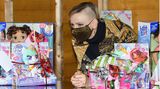 Es ist zugegebenermaßen ein Schock, als sich Charlène im Dezember 2020 bei einem Weihnachtsbasar für Kinder zeigt. Aufgrund von Corona-Beschränkungen hat die Fürstin ihr Gesicht zwar mit einer Maske bedeckt, aber es gucken sowieso alle nur auf ihre Haare. Die linke Hälfte ist abrasiert. Ein Ausdruck von Rebellion? Ein Hilfeschrei? Schlicht Charlènes persönlicher Geschmack? Das weiß nur sie.