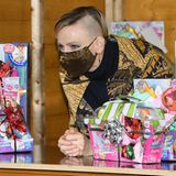 Es ist zugegebenermaßen ein Schock, als sich Charlène im Dezember 2020 bei einem Weihnachtsbasar für Kinder zeigt. Aufgrund von Corona-Beschränkungen hat die Fürstin ihr Gesicht zwar mit einer Maske bedeckt, aber es gucken sowieso alle nur auf ihre Haare. Die linke Hälfte ist abrasiert. Ein Ausdruck von Rebellion? Ein Hilfeschrei? Schlicht Charlènes persönlicher Geschmack? Das weiß nur sie.
