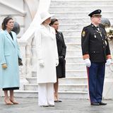Sollte ihr keiner in die Augen sehen können? Am Nationalfeiertag 2019 trug Charlène Weiß von Kopf bis Fuß. Den Hut hatte sie so drapiert, dass man je nach Wendung des Kopfes nur Mund und Kinn sah. Auf dem Balkon hatte sie die Kopfbedeckung abgesetzt und konnte sich kaum zu einem Lächeln durchringen. Die Zeitungen schrieben hinterher von der "traurigen Fürstin".