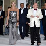 Drama trifft Metallic! Beim Rotkreuzball Ende Juli 2017 erschien die Fürstin in einem glamourösen Jumpsuit aus dem Hause Atelier Versace. Das Deckhaar war einmal mehr rockig antoupiert, die Augen durch Smokey Eyes betont. An Schmuck reichten der Fürstin Diamantstecker. Noch heute ist dieser Look in vielen Best-Dressed-Listen zu finden.